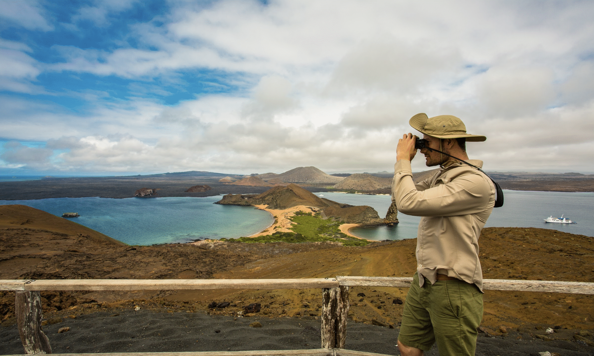 Turista en la Isla Bartolomé de Galápagos